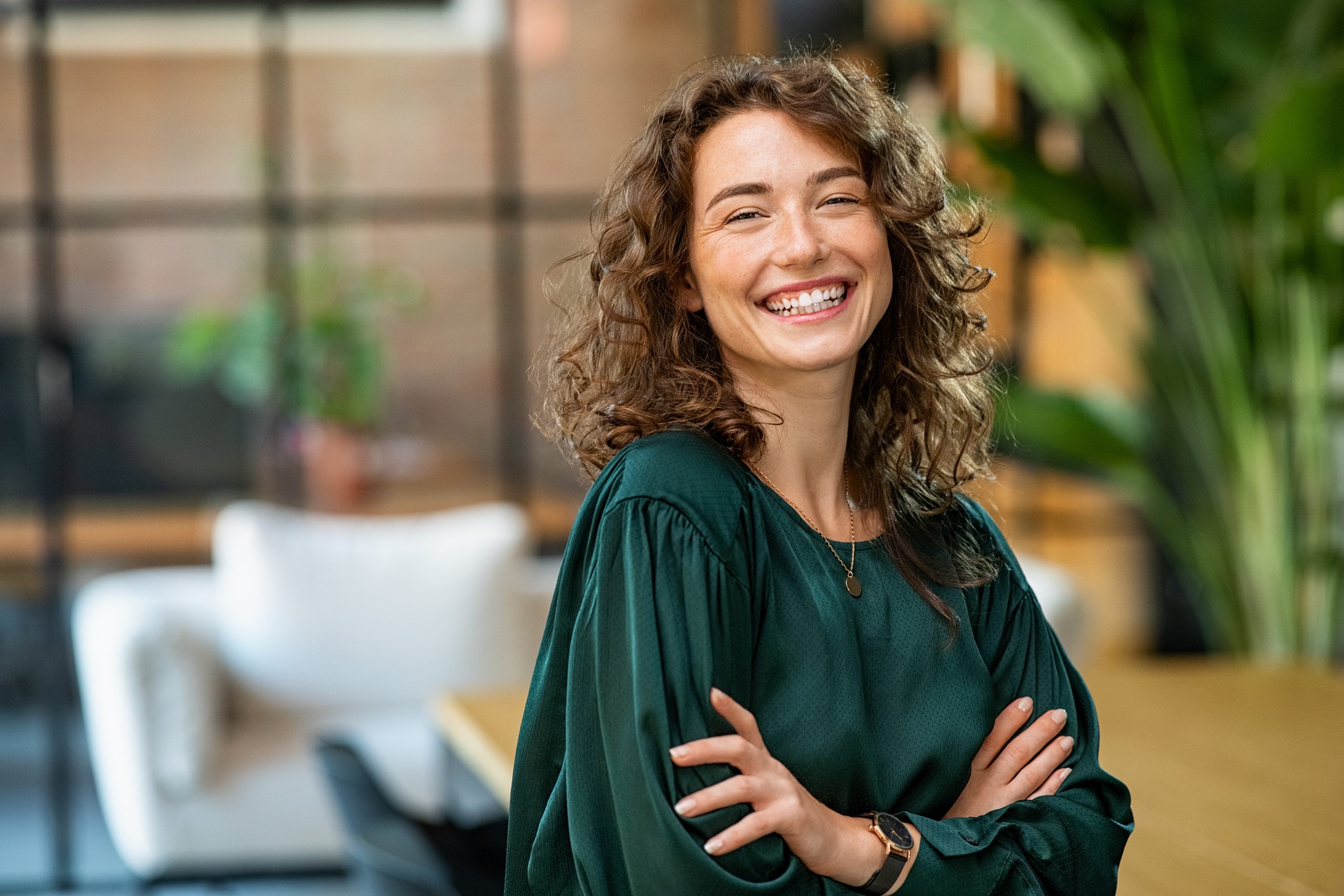 une femme qui sourit