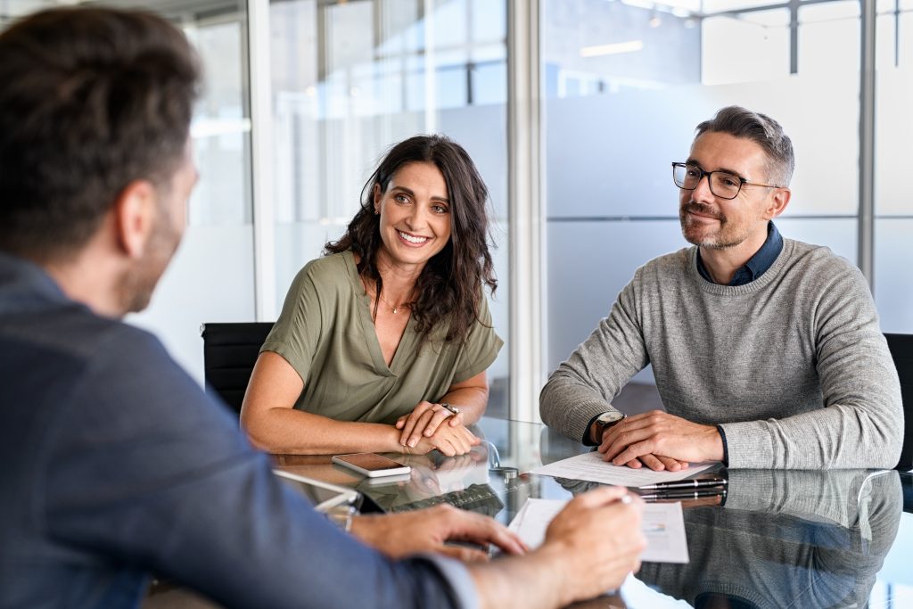 rendez vous conseil entre un conseiller et un couple